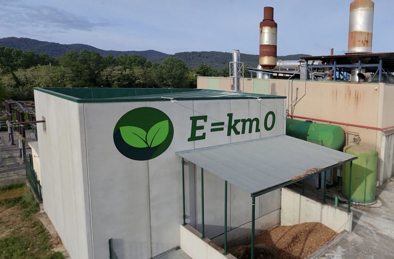 Caldera de biomasa alimentada con restos de limpieza forestal